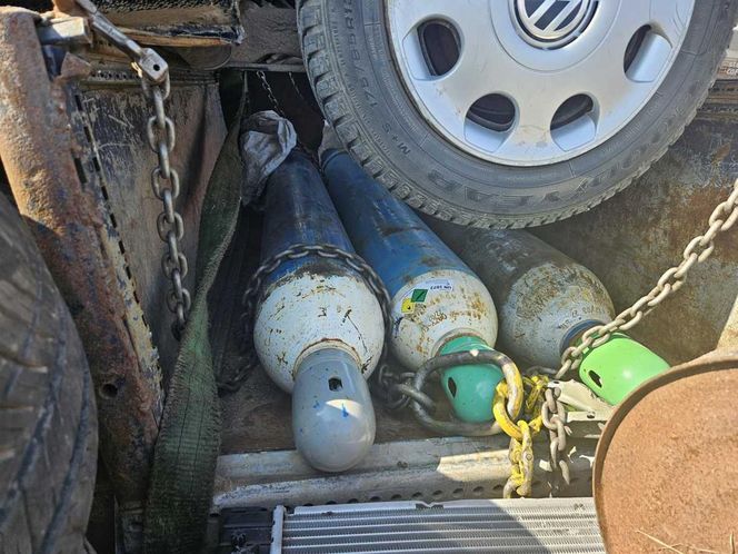 Załadował samochód na pakę i „zabezpieczył” go… butlami z gazem. Policjanci oniemieli