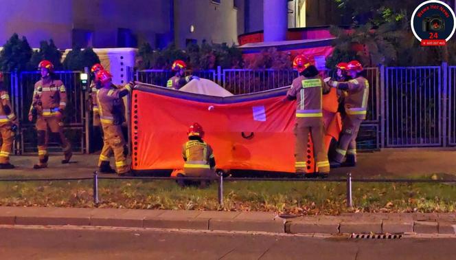  Warszawa: mężczyzna wszedł na billboard i groził że skoczy