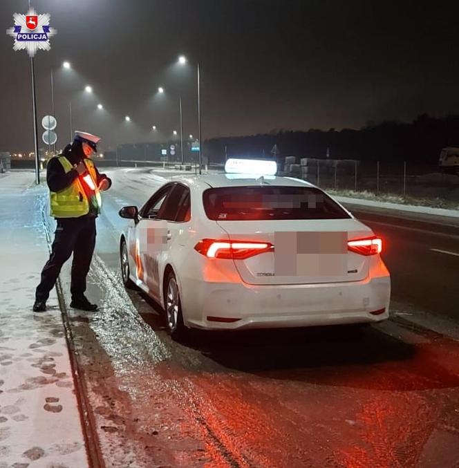 Policjanci skontrolowali taksówki „na aplikację”