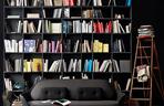 Sofa geometryczna na tle oryginalnej biblioteki