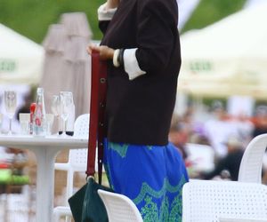 Renata Dancewicz kurzy na plaży