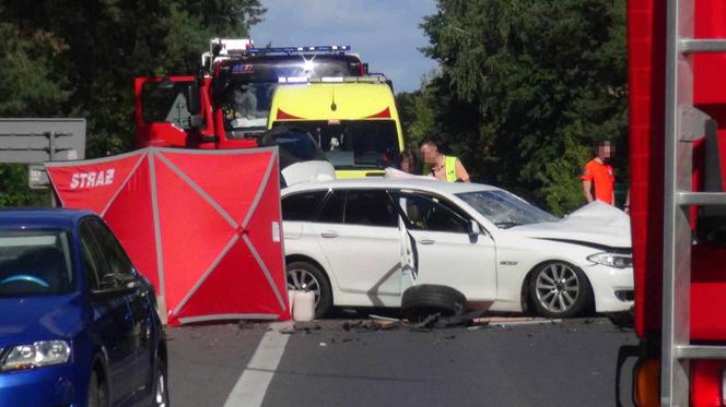 Poważny wypadek pod Legionowem. Zderzenie czterech aut w Nieporęcie. Pięć osób poszkodowanych, jedna zginęła na miejscu