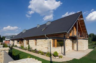 Dom z elewacją z kamienia - tradycja i nowoczesność