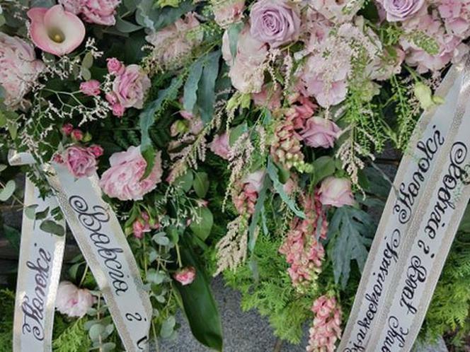 Tarnów. Ostatnie pożegnanie Karoliny Bojarskiej. Grobowiec utonął w kwiatach 