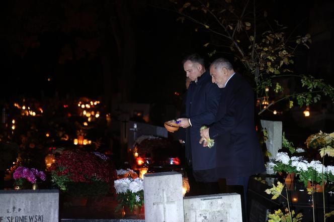 Prezydent Andrzej Duda z ojcem zapalili znicz na grobie opozycjonisty