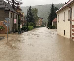 Bardo zatopione. Ulice toną, nie ma prądu, są problemy z siecią