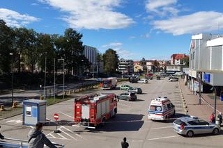 Zaczęła rozpakowywać paczkę i doznała szoku! Pod galerią zaroił się od policji