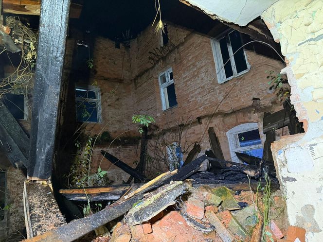 Ściana zawaliła się na drogę