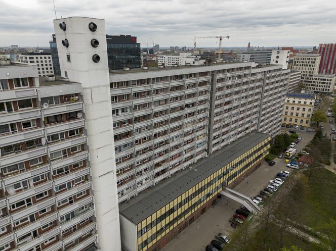 Titanic w centrum Wrocławia. Szesnastopiętrowy galeriowiec przy Powstańców Śląskich to jeden z największych molochów we Wrocławiu