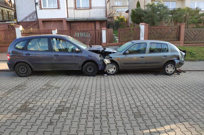 Czołówka z zaparkowanym samochodem. 67-latka spowodowała efekt domina
