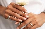 Manicure na wiosnę zachwyca prostotą. Zapomnij o mocnych kolorach i bogatych zdobieniach