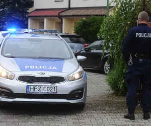 Akcja policji w Luboniu. Kobieta po spotkaniu pomyliła klatki schodowe