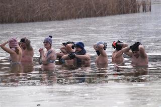 Bydgoskie morsy nie zwalniają tempa! Za nami kolejna lodowata kąpiel w Pieckach [ZDJĘCIA]