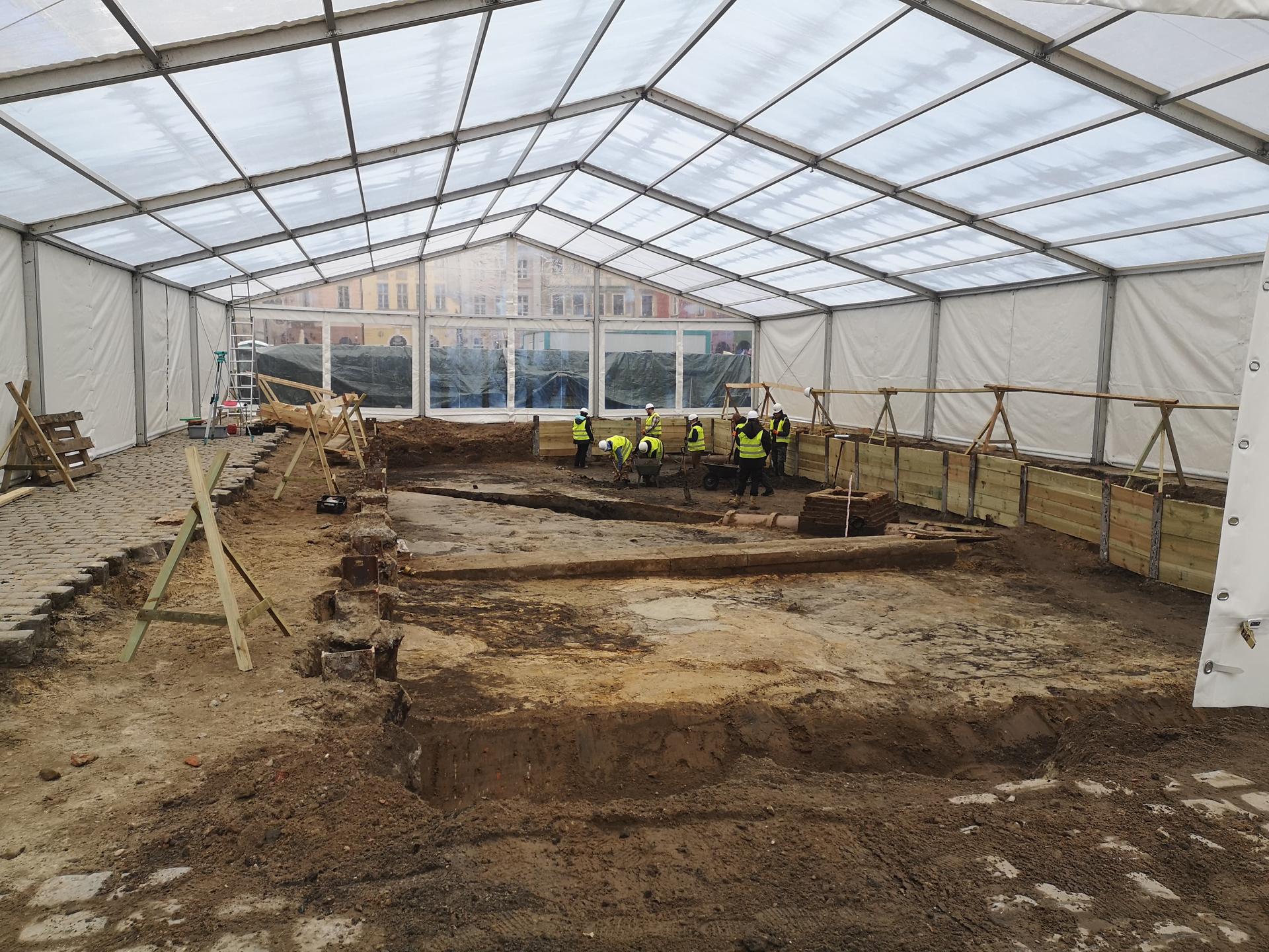Troja I Skarb Znaleziony Podczas Badań Archeologicznych Żółty, jesienny liść... znaleziony podczas badań archeologicznych! Skąd