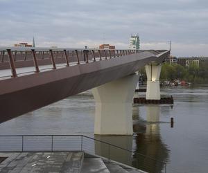 Otworzyli nowy most w Warszawie. Wielkie tłumy na otwarciu nowej kładki dla pieszych i rowerzystów