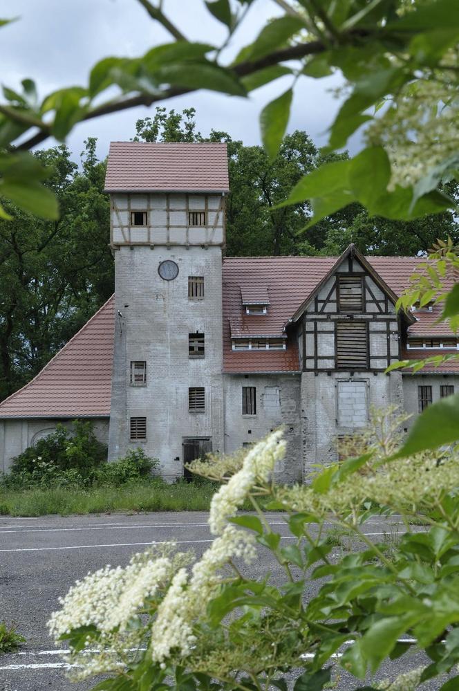 Zabytkowy dwór w Jankowie Pomorskim kolo Drawska Pomorskiego