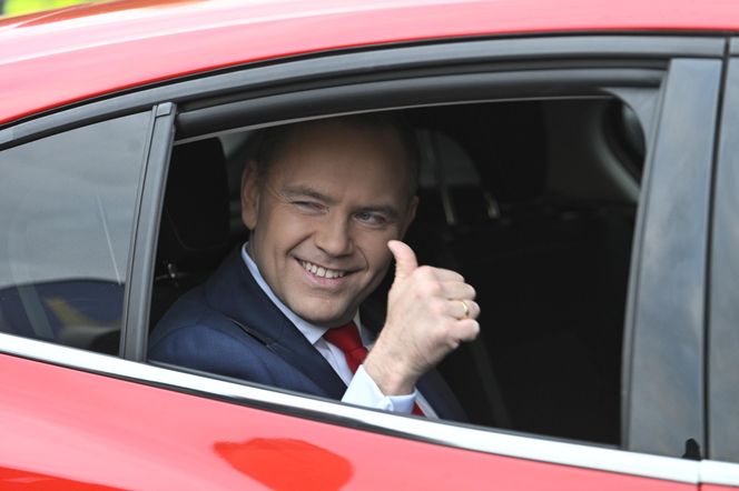 Jakimi samochodami jeżdżą kandydaci na prezydenta 2025? Sprawdziliśmy, co stoi w ich garażach!