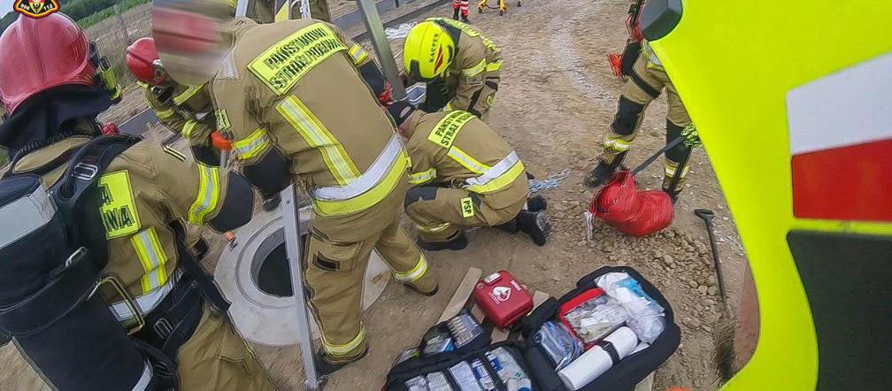 Dwóch mężczyzn uwięzionych w studni. Jeden był nieprzytomny