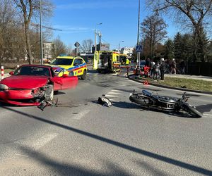 Motocyklista trafił do szpitala. Kierowca mazdy wymusił pierwszeństwo