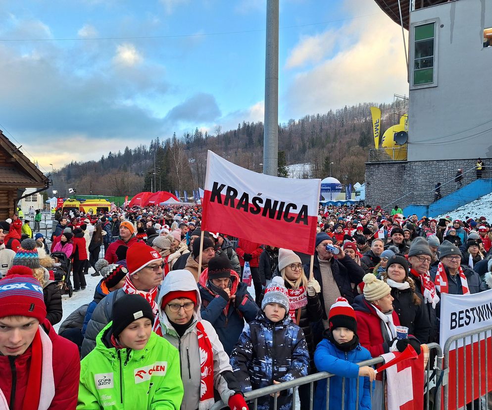 Tłumy kibiców w Wiśle. Polacy wciąż wierzą w odrodzenie skoczków 