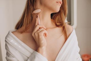 Kamień Gua Sha, wałek jadeitowy, elektroniczny masażer do twarzy - czy naprawdę działają? 