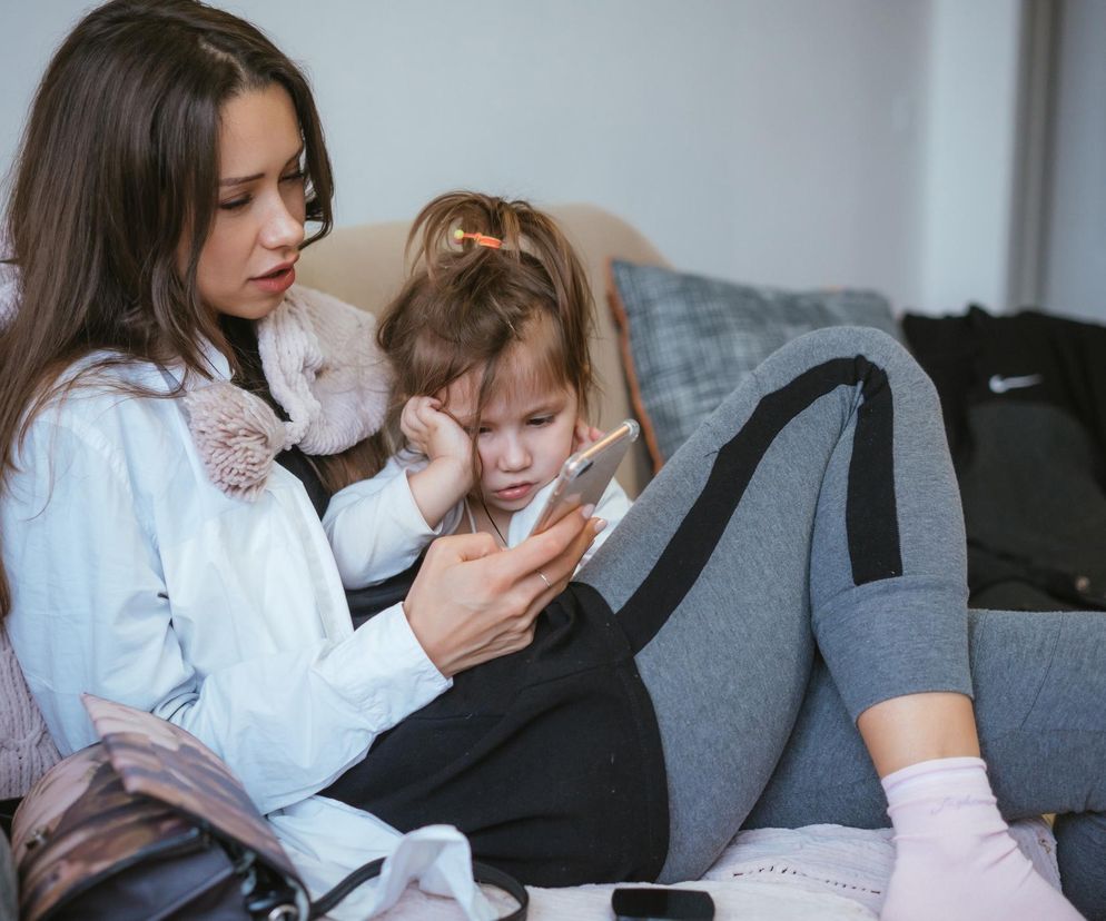 Ciągłe zerkasz w telefon przy dziecku? To przyczyna problemów wychowawczych