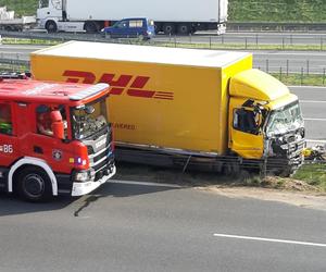 Horror na S2. Ciężarówka zmiażdżyła auto, dwie osoby zakleszczone w środku