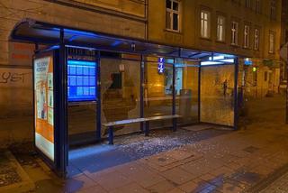 Demolka w centrum Krakowa. 20-letni wandal zniszczył wiaty przystankowe
