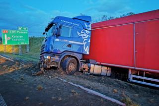 S5: Wypadek ciężarówki na trasie do Poznania. Droga zamknięta, ogromne korki [ZDJĘCIA]