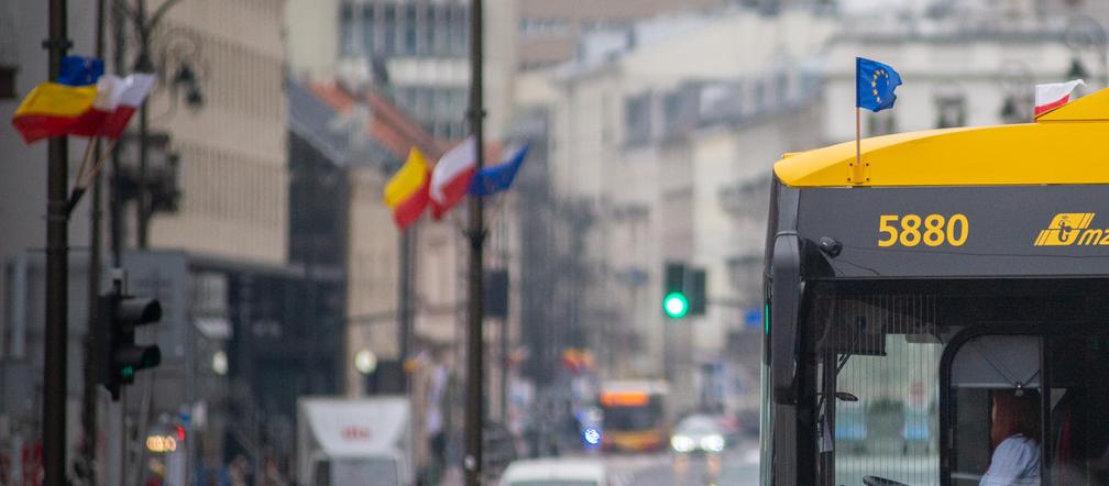 Flagi na ulicach Warszawy. Co się dzieje