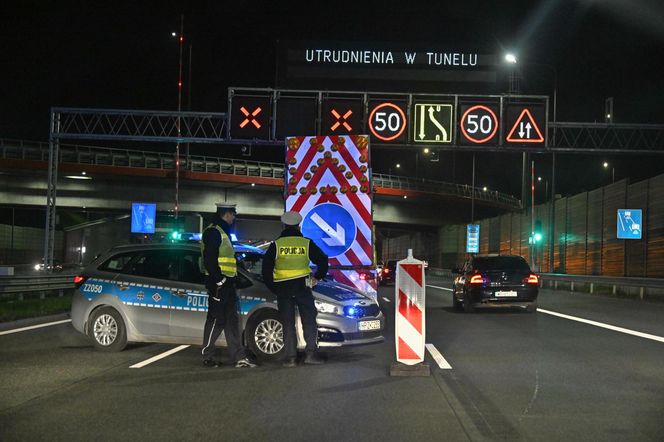 Pożar i dachowanie auta w tunelu POW