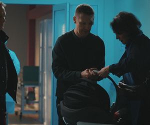 M jak miłość odc. 1876. Paweł (Rafał Mroczek), Artur Rogowski (Robert Moskwa), Marysia (Małgorzata Pieńkowska)