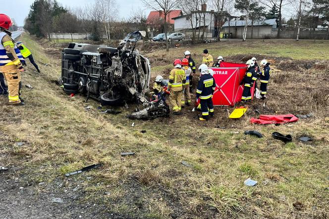 Śmiertelny wypadek pod Bełchatowem. Pasażerka busa zginęła w zderzeniu z tirem na DK nr 74.