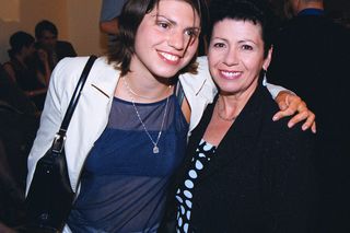 Tak wyglądają groby córek Brylskiej i Bem. Wyjątkowo jasny kamień i kolorowe zdjęcie. Niezapomniani. WIDEO