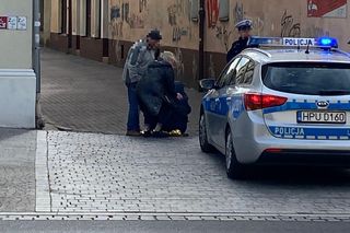 Starsza pani przewróciła się na rowerze. Wypadek w Lesznie [ZDJĘCIA]
