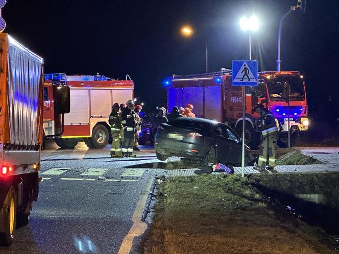 Nastolatek wymusił pierwszeństwo. Z auta wyleciał fotelik dla dziecka. Trzy osoby ranne, w tym 5-letni maluszek