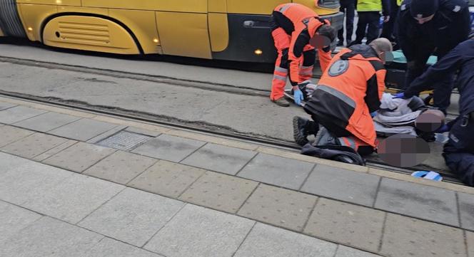 Pieszy wpadł pod tramwaj! Dramatyczny wypadek w centrum