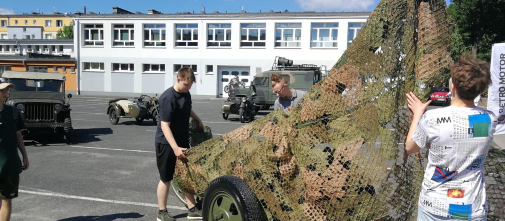 Uczniowie bydgoskie samochodówki zakasali rękawy i odnowili moździerz z 1943 roku! [ZDJĘCIA]