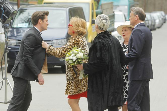 Singielka 2 sezon odc. 145. Robert (Kamil Kula), Sława (Dorota Pomykała), Genowefa (Zofia Charewicz)