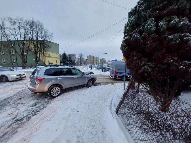 Kraksa na rondzie przy SP nr 11 w Starachowicach