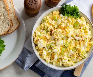 Sałatka z jajek i selera naciowego: łatwy przepis nie tylko na Wielkanoc