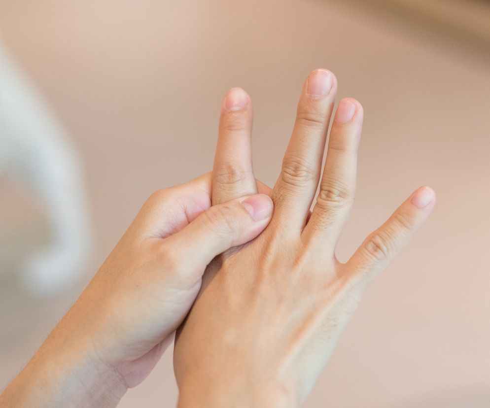 PALEC TRZASKAJĄCY – objawy, leczenie i rehabilitacja