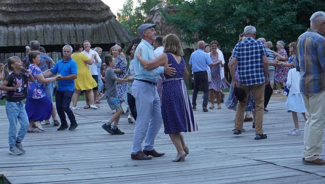 Sielanka na parkiecie w Muzeum Wsi Lubelskiej pod gołym niebem! Za nami kolejna potańcówka w rytmie miejskiego folkloru z Warszawy i Lwowa