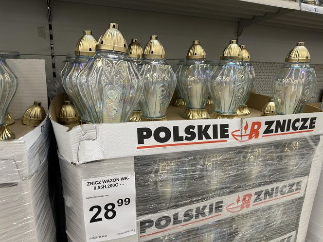 Ile kosztują znicze? Sprawdziliśmy ceny w marketach