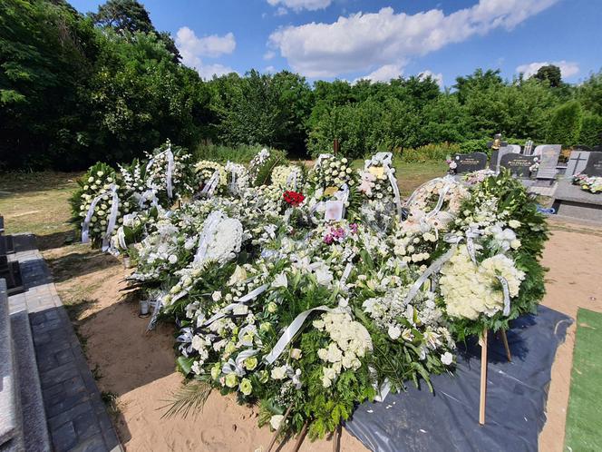 Aniołki spoczęły w grobach przy mamusiach. Morze kwiatów na cmentarzu w Brzozowie