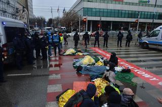 Ludzie leżą na ulicy w centrum Warszawy