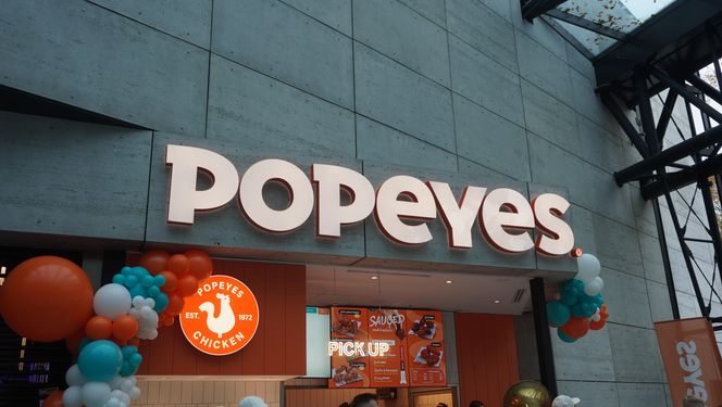 Tłumy na otwarciu Popeyes w Olsztynie. Rekordzista czekał w kolejce ponad 20 godzin