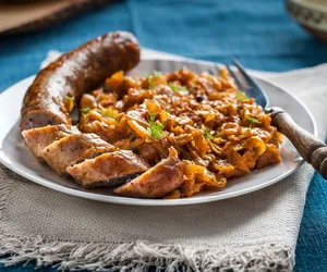 Sekretny przepis cioci Krysi. Młoda kapusta duszona z boczkiem i kiełbaską