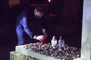 Tajna wizyta na cmentarzu. Andrzej Duda 