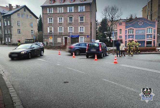 Wypadek na głównym skrzyżowaniu w Wałbrzychu. „Nie zauważył pojazdu jadącego z przeciwka" 